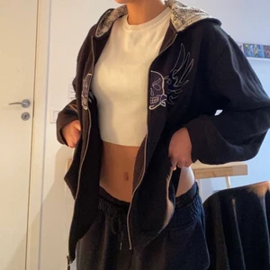 hoodie - skitsnygg hoodie med dragkedja köpt på secondhand. Kommer knappt tyvärr t användning längre. Väldigt bra skick!