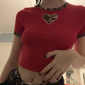 Röd T-shirt med tyg patch  - Jättesöt croptop från okänd sida. Aldrig använt så är i nyskick, står L men sitter som en S/M