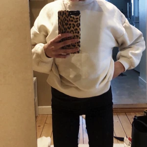 Sweatshirt  - Beige supermjuk sweatshirt (inköpt i set varav byxorna ligger ute).  