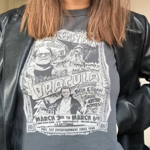 T-shirt - T-shirt med coolt tryck från Brandy Melville. Sparsamt använd🍂