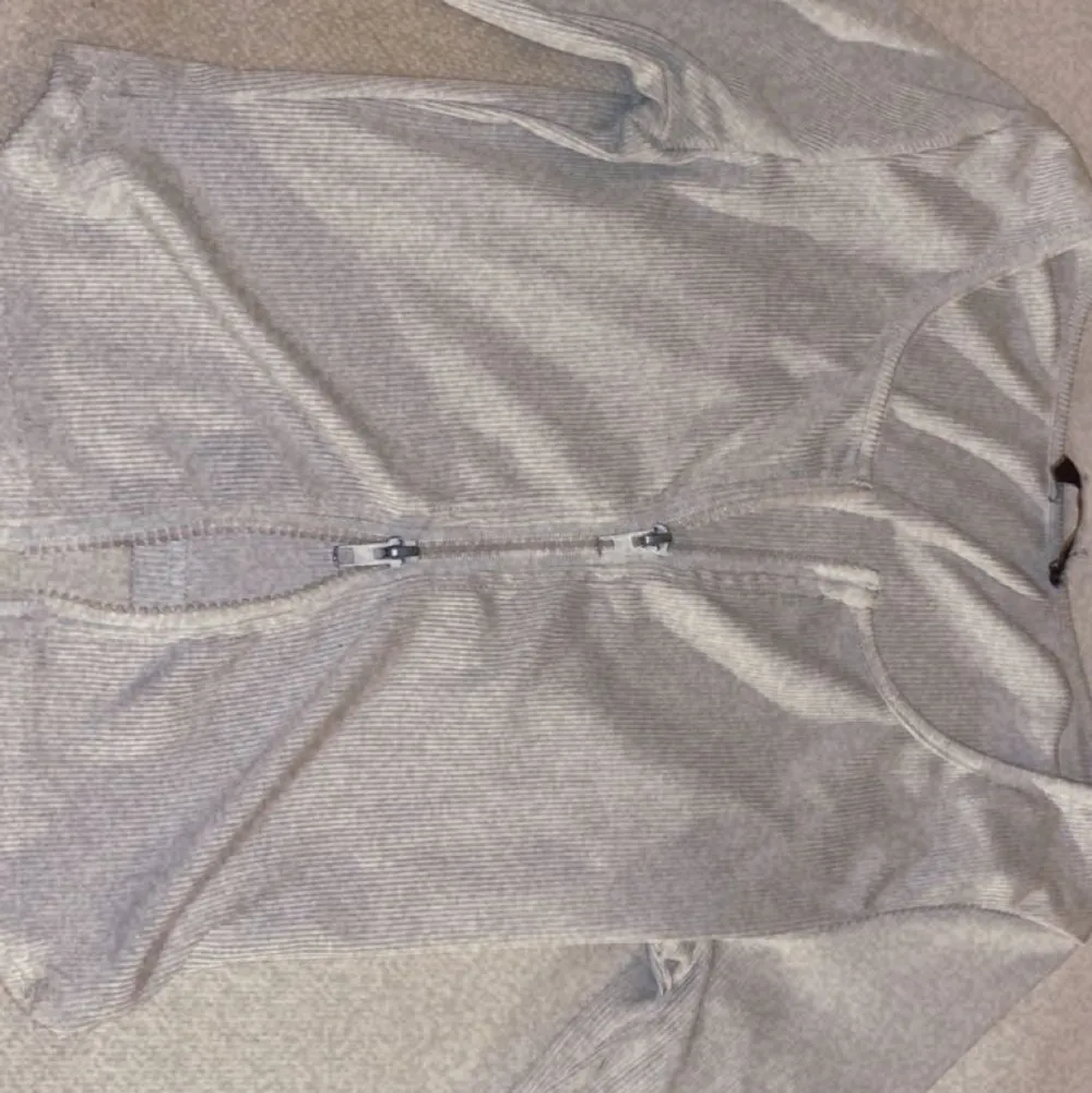Vit tröja med dragkedjor på båda hållen knappas använd säljer pågrund passar inte längre storlek S/XS. Tröjor & Koftor.