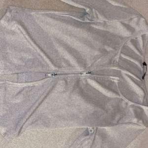 Vit tröja med dragkedjor på båda hållen knappas använd säljer pågrund passar inte längre storlek S/XS