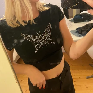 T-shirt  - Säljer denna T-shirt med fjärilstryck på i storlek S som är lite  croppad. Endast använd 1 gång. 🖤 Köparen betalar frakt 🚚 