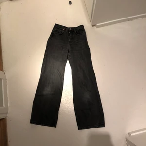 Svarta jeans  - Vida och snygga jeans som är knappt använda