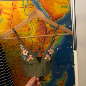 Bikini - Grön bikini med broderier på!  Snörning i ryggen för att kunna knyta så som man vill ha den. Pris+frakt