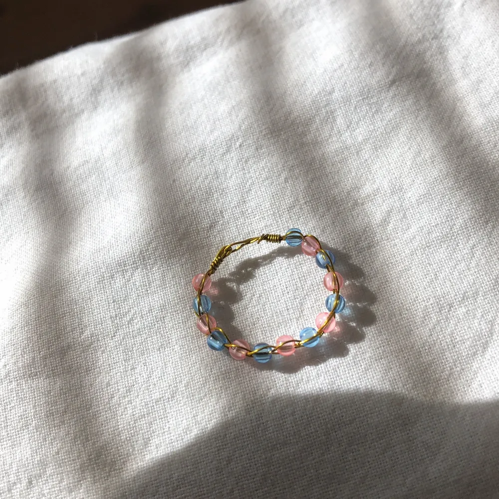 Det är en fin handgjord ring med pärlor. Jag kan även ändra färg på pärlorna och form efter önskemål och storlek. Det är bara att kontakt mig. . Accessoarer.