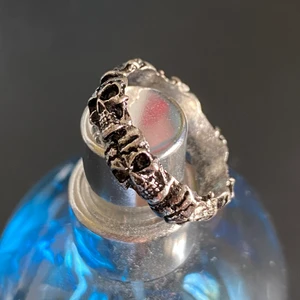 Dödskallar ring - En smalare ring, fett snygg doe! För fler bilder kontakta mig. Frakt är 12 kr 😊