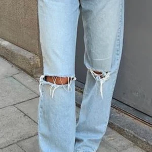 Jeans med slitningar - Första bilden är lånad! Helt oanvända, passade inte i strl! 