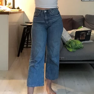 Monki jeans - Superfina somriga monkijeans som är en lite kortare modell, men passar perfekt till vår och sommar!🌞 straighleg stil