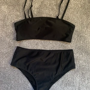 Svart bikini - Svart bikini överdel och underdel i storlek S! Bra skick, beställd från boohoo💘 Säljer den för 100kr + köparen betalar även för frakten!