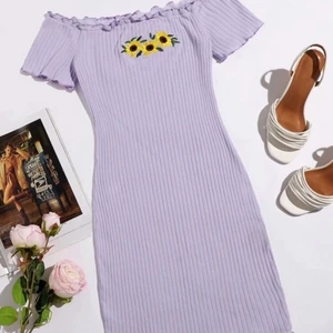 Lila klänning i storlek S  - Jag säljer denna jättefina lila klänning eftersom den inte riktigt var min smak. Den är oanvänd och slutsåld! Buda från 50 kr eller köp direkt för 90 kr och köparen står för frakt. Skriv privat för flera bilder! 