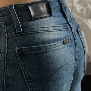 Lee jeans - Lågmidjadde Lee jeans med egen gjorde hål i knäna. Kan inte hitta storleken men passar mig som har xs. 