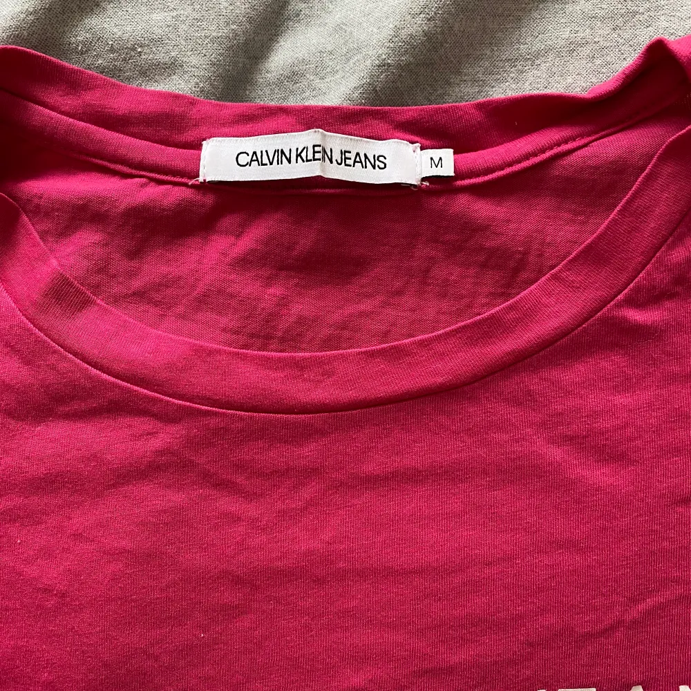 Calvin Klein tröja i en cerisrosa färg🌺 Säljer då den inte är min stil längre. 150kr eller bud. T-shirts.