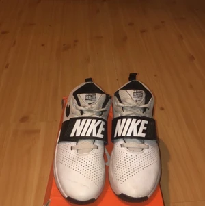 Nike Sneakers herr/Dam - Använd ca 10ggr inomhus för basket går även att använda utomhus jag säljer för att jag har växt ur dom.