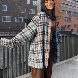 Flanellskjorta - Säljer denna skjorta från PLT som är väldigt populär på Pinterest (inte min bild). Har sytt upp den för att den var sååå lång, därav det billiga priset! Använd typ 1-2 gånger. Köparen betalar frakt, skriv för fler bilder/frågor!