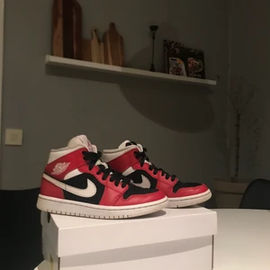 Air Jordan 1 Mid ”gym red” stl 37,5 - Helt som nya (knappt använda) säljer pågrund av att dom var för små. Vill man veta mer så kommer man privat.😊