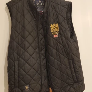 Morris väst i storlek L  - Väst i storlek L köpt för 1700kr säljer för 1200kr helt oanvänd då storleken inte passade mig 