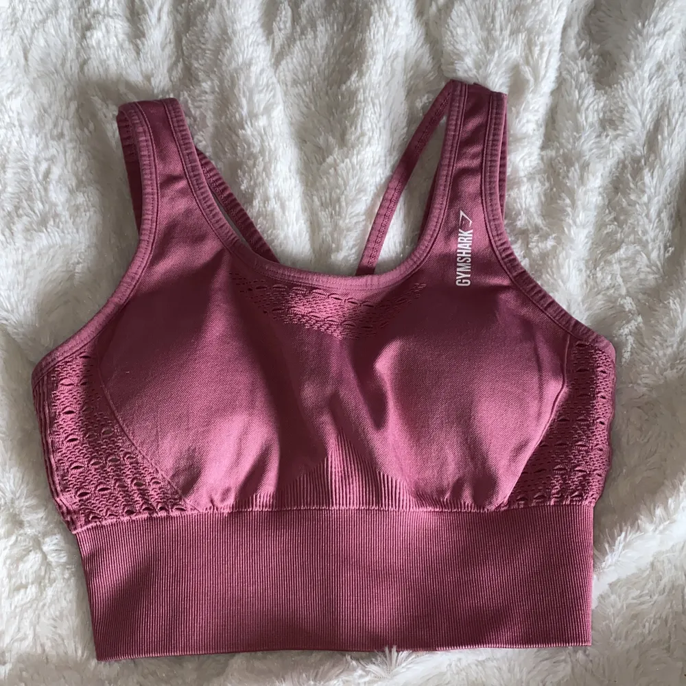 Använd endast två gånger, inte min stil riktigt men är i gott skick, kommer med padding och andas bra, kan användas som crop top eller sportbh🌸 fraktar endast . Hoodies.