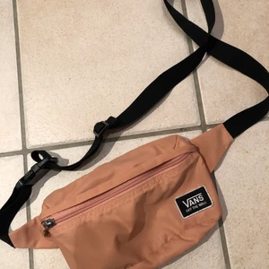 Vans midjeväska  - Liten väska man kan ha runt midjan eller över axeln. Super fint skick 