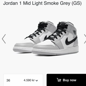 Jordan 1 Mid Light Smoke Grey - Buda på dessa eftertraktade jordans. Säljer vid bra pris!!Storlek 36. Skicket är jättebra.