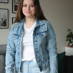 Jeansjacka  - Jeansjacka med 2 fickor på brösten