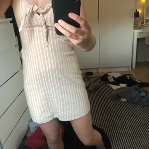 Sommar klänning - Sommar klänning från hollister som ej finns kvar tror jag längre, jag säljer då jag ej använder den🥰