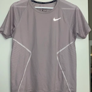 Nike tröja - I färgen lila (syns lite otydligt i bilden) 