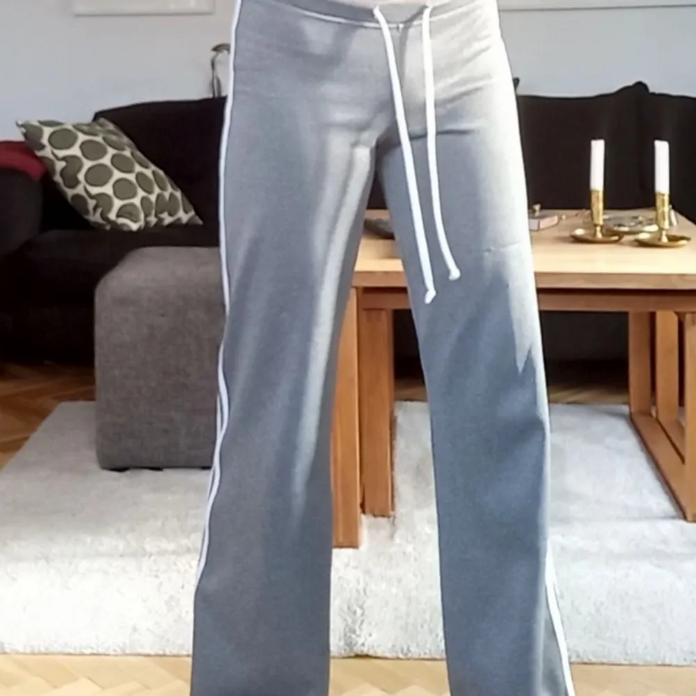 Jätte snygga gråa mjukisar med 2 vita streck på sidan🥰. Jeans & Byxor.