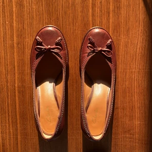 Clarks skor läder, strl 36 - Nyskick, mycket fina, läder, innermått 24cm, knappt använda, stiliga, med rosett framme, klack 6 cm.