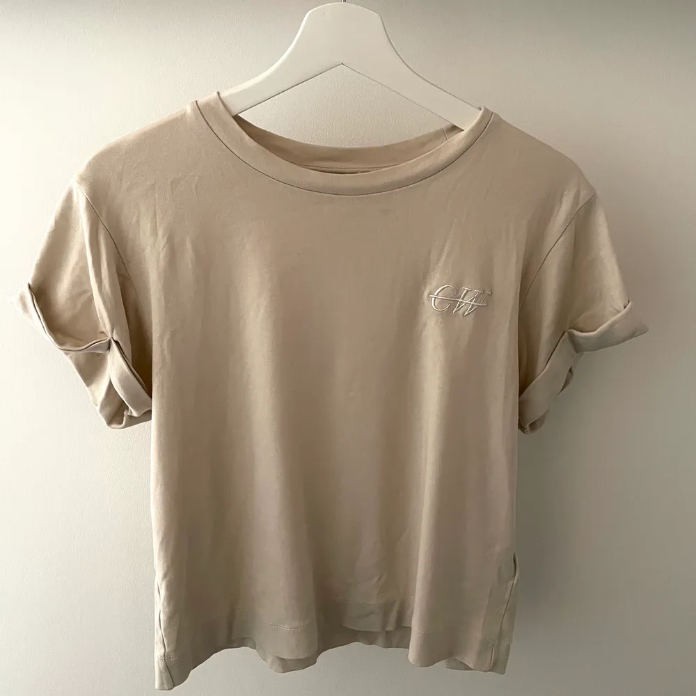 Säljer denna jättesnygga beiga t-shirten från Carin Wester i strl XS!! Använd ca 3 gånger!! (Nypris 300kr) 💕✨ Köparen står för frakten!!!. T-shirts.