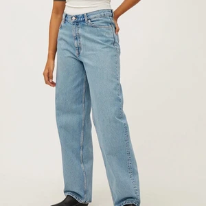 Rail jeans från Weekday - Jeans i modellen Rail från Weekday, strl 27/32. Använda några gånger, fint skick! Uppklippta ”slitsar” vid inre delen av jeansen längst ner, men syns inte så mycket :) Nypris 600kr