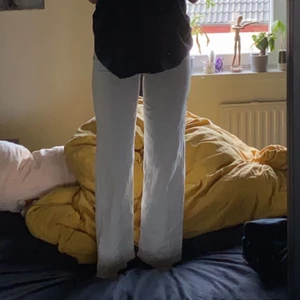 Vita jeans - Säljer mina sjukt fina vita jeans från hm, perfekta till sommaren! De kommer tyvärr inte till användning längre och har knappt använt de tidigare heller så de är i princip i nyskick! 🧸