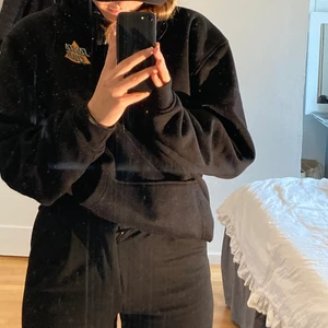 Hoodie  - Svart hoodie använd fåtal gånger, i en större stolek så oversize 