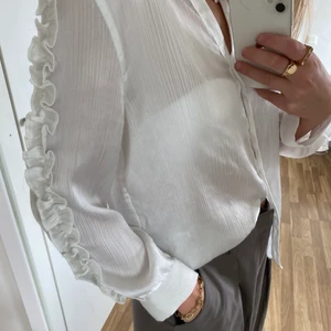 Blus - Blus från zara med fin detalj på ärmarna. 
