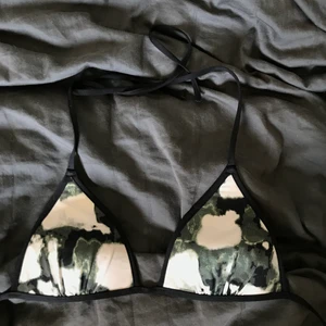 Bikiniöverdel  - Säljer denna fina bikini då den tyvärr är för liten för mig!! Skulle säga att den passar A och B kupa😁