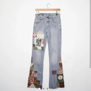 Dom drömmigaste flaresen  - Säljer nu mina älskade Levi’s bootcut jeans då dom inte kommer så mycket till användning längre. Så coola & unika, ett riktigt statement piece! The empress tarotbroderi och massa boho-patches, så nice med en basic vit topp och ett par boots 🥰 passa på!! 