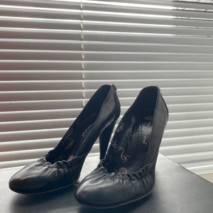 Fornarina klackar  - Säljer dessa fornarina klackar i svart. Storlek 38 men passar även en större 37a. Letar efter snabba äffärer, inga oseriösa köpare!!☺️ Skriv privat om ni vill ha fler bilder eller har frågor. 