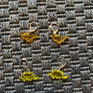 Örhängen  - Fina dinosaurieörhängen. 25 kr paret. Aldrig använda 