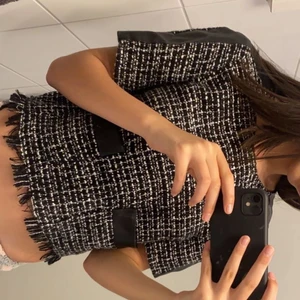 Slutsåld zara topp - Säljer min helt slutsålda zara topp som har gått bort ifrån sortimentet. Köparen står för frakten, 48kr💗 skriv privat om du är intresserad, annars om man vill köpa direkt för 300kr💗