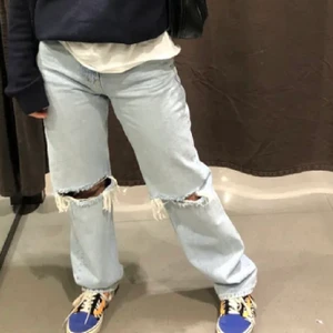 Gina tricot jeans med hål - Använda få gånger, jättebra skick. 