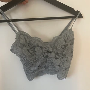 Topp - Säljer en jätte snygg topp från ZARA. Tyvärr kommer de aldrig till användning 