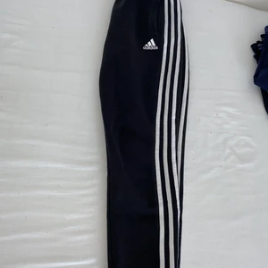 Adidas mjukis byxor  - Ett par adidas byxor✨  Storlek XS(Liten i storlek(korta) Pris:köptes för 299kr och säljs för 100kr
