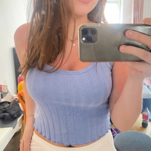 Blått linne - Säljer detta as snygga blåa linnet från Zara. Säljer för 100kr plus frakt. Kan även mötas upp. 