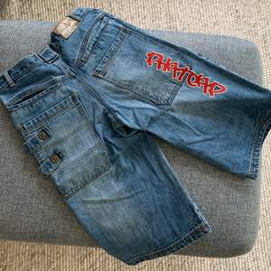 Super snygga vintage jeans shorts. Storlek M men uppskattar de mer som S. Sitter bra i midjan. Snygga detaljer och i mycket bra skick. 250 inklusive frakt🦋