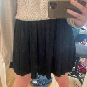 Svart kjol  - Säljer denna as snygga svarta kjolen. Perfekt till allt!!! Säljer för 150kr plus frakt. Kan även mötas upp i Stockholm. Vid stort intresse sker budgivning. Från monki storlek M 