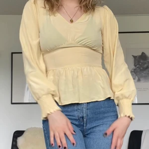 Somrig topp - ”Blus” köpt på MQ, superfin till sommaren men använder ej pga. att jag ej använder färg. Säljer pga. flytt ☺️ Mina mått hittar ni i min profil om ni är osäkra om plagget kommer att passa er! ❤️