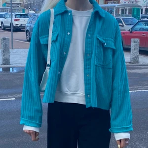 jacka  - Säljer denna fina vår/sommarjackan från junkyard! Har nästan aldrig använt den då det inte är min stil, så den är i ett jättefint skick. Avklippt då den var längre innan, manchester material med två riktiga bröstfickor🤍🤍svår att visa färgen rättvist men på sista bilden syns den bra☺️