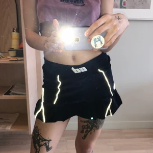 Y2k kjol - Kjol i mörkblått velvet tyg med reflex detaljer. Sydd av ett par cykelbyxor jag aldrig fått användning av. Tycker denna modellen på kjolar är så söta och trendiga så kommer komma upp fler liknande modeller av andra shorts jag inte använder💕