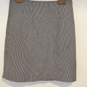 Rutit pennkjol - Rutit gammal pennkjol med liten slit bak, stl 40 men snarare en 36/38. 