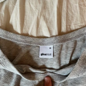 Off shoulder tröja från Gina tricot - Fint skick, använd kanske 10 gånger sen jag köpte den, storlek xs men passar mig som är s